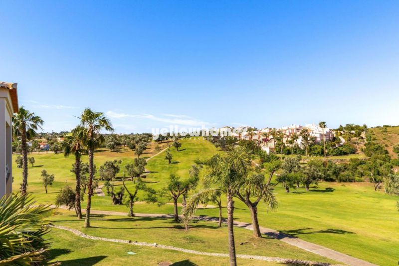 2-bedroom apartment overlooking the golf course near Lagoa/Carvoeiro
